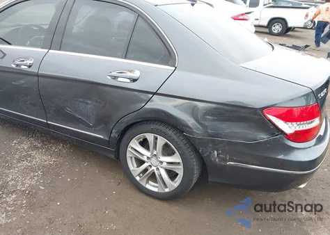 2013 Mercedes-Benz C 250 Luxury z USA, uszkodzony, nr VIN WDDGF4HBXDA879698